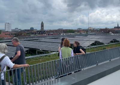 Nachhaltig und mit spektakulärem Ausblick. Seid Mitte 2023 produziert die PV-Anlage auf dem Dach des iWerkx 120 MWh nachhaltigen Strom pro Jahr und spart jährlich 50 t CO2 Emissionen ein