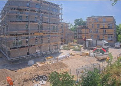 Hier entstehen in der Mitte des Hoepfner-Areals drei hochwertige Wohnhäuser in umweltschonender Holz-Hybrid-Bauweise mit 48 hochwertigen Mietwohnungen. Die Fertigstellung wird Ende 2025 erwartet. (Foto Hoepfner Bräu)