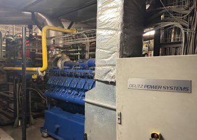Dieses Blockheizkraftwerk steht in der Energiezentrale im Keller des Palácio de Gelo (Foto: Johannes Galenzowski)