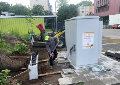 Ein Battereispeicher aufzubauen erfordert viele Schritte: Fundament, Platten zur Begehung, Poller als Anfahrschutz, Erdung, Gehäuse mit Klimatisierung, Netzanschlusskasten, Internetverbindung und dann die Begrünung wiederhestellen. Das alles dauert länger als gedacht. (Foto: C. Schlenzig)