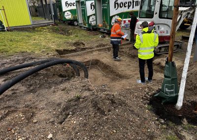 Neben dem Parkplatz des iWerkx werden die Fundamente für den Batteriespeicher und die Gräben für die Leerrohre ausgehoben