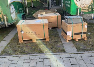 Der Batterisespeicher von Voltfang wird auf Paletten angeliefert
