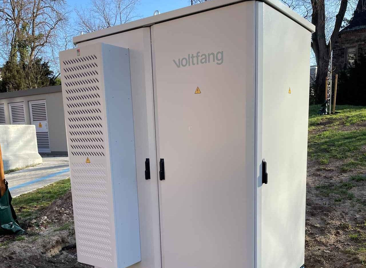 Hier steht er nun, der neue Smart East Quartiers-Batteriespeicher, 190 kWh, 90 kW