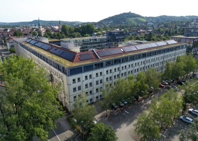 Das Herzstück der Lösung ist die 215 kWp starke Photovoltaikanlage, bestehend aus fast 500 Modulen auf beiden Seiten des Schrägdachs