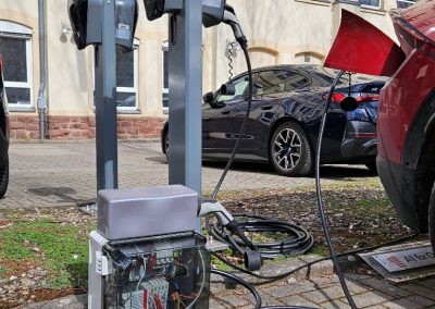 Messaufbau mit den Entratek Power Dot Fix BIDI-Ladestationen, dem zwischengeschalteten EVMS (Electric Vehicle Measurement System) des KITs und dem Kia EV 6 zur hochaufgelösten Erfassung von Ladevorgängen und Kommunikationssignalen. (Foto: Galenzowski)