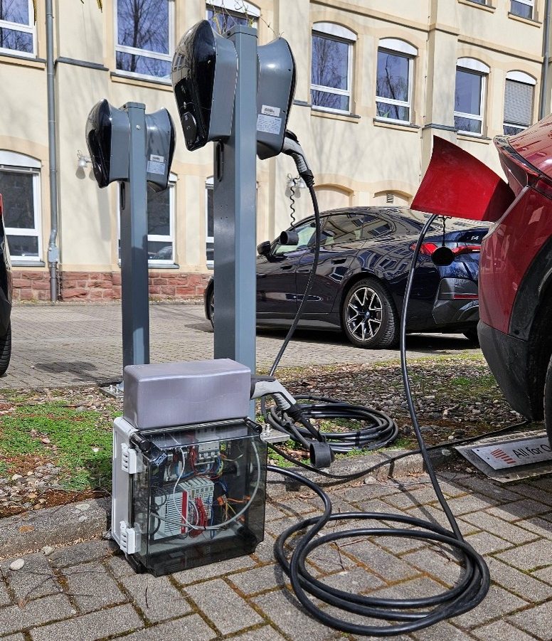 Messaufbau mit den Entratek Power Dot Fix BIDI-Ladestationen, dem zwischengeschalteten EVMS (Electric Vehicle Measurement System) des KITs und dem Kia EV 6 zur hochaufgelösten Erfassung von Ladevorgängen und Kommunikationssignalen. (Foto: Galenzowski)