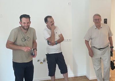 Bei der Besichtigung der Traumhäuser erläutert Dr. Hoepfner persönlich mit viel Humor sein Konzept für den Bau der Traumhäuser (Foto: Smart East)