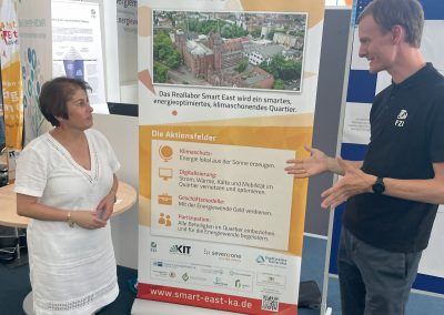 Dr. Rahsan Dogan, Stadträtin im Karlsruher Gemeinderat, informierte sich beim Projektleiter Tobias Riedel (FZI) über das Konzept hinter Smart East und die Erfahrungen, die im Projekt gemacht wurden (Foto: Smart East)