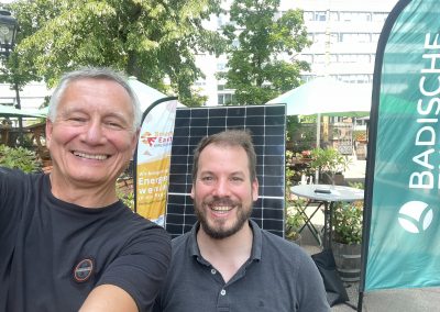 Das Smart East Team baut die Teststation für solares Handyladen im Hoepfner Biergarten auf (Foto Smart East)