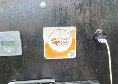Die Teststation zum Handyladen ist der Prototyp für die geplante Solartheke im Hoepfner Biergarten, wo 8 USB Steckdosen zur Verfügung stehen werden. (Foto: Smart East)