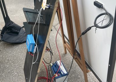 So funktioniert die Smart East Teststation für solares Handyladen: PV-Panel, Batterie, Laderegler und USB-Steckdose (Foto: Smart East)