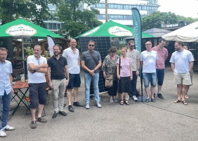 Anlaufpunkt am Tag des offenen Reallabors war die Smart East Teststation für solares Handyladen im Hoepfner Biergarten, wo der Rundgang auch mit intensiven Fachgesprächen am Biertisch endete. Das Wetter spielte mit!
