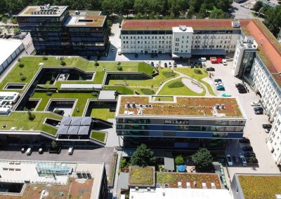 Rechts der Altbau der ehemaligen Pfaff-Nähmaschinenfabrik, später Web.de, links die Neubauten, die in den letzten 5 Jahren gebaut wurden (Foto RaumFabrik Durlach)